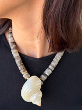 Cargar imagen en el visor de la galería, Collar cuarzo caracol.
