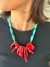 Cargar imagen en el visor de la galería, Collar en magnesitas y coral.

