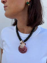 Cargar imagen en el visor de la galería, Collar obsidiana concha caracol
