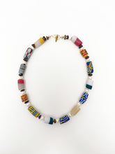 Cargar imagen en el visor de la galería, Collar cuentas africanas 1
