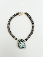 Cargar imagen en el visor de la galería, Collar cuarzo ahumado caracol verde
