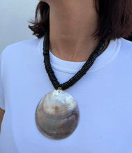 Cargar imagen en el visor de la galería, Collar obsidiana concha madre perla
