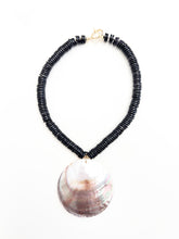 Cargar imagen en el visor de la galería, Collar obsidiana concha madre perla
