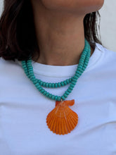 Cargar imagen en el visor de la galería, Collar magnesita concha.
