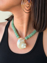 Cargar imagen en el visor de la galería, Collar aventurinas caracol.
