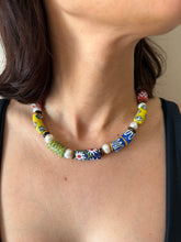Cargar imagen en el visor de la galería, Collar cuentas africanas 1
