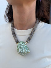 Cargar imagen en el visor de la galería, Collar cuarzo ahumado caracol verde
