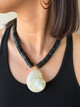 Cargar imagen en el visor de la galería, Collar obsidiana caracol.
