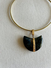 Cargar imagen en el visor de la galería, Gargantilla Luna Labradorita.
