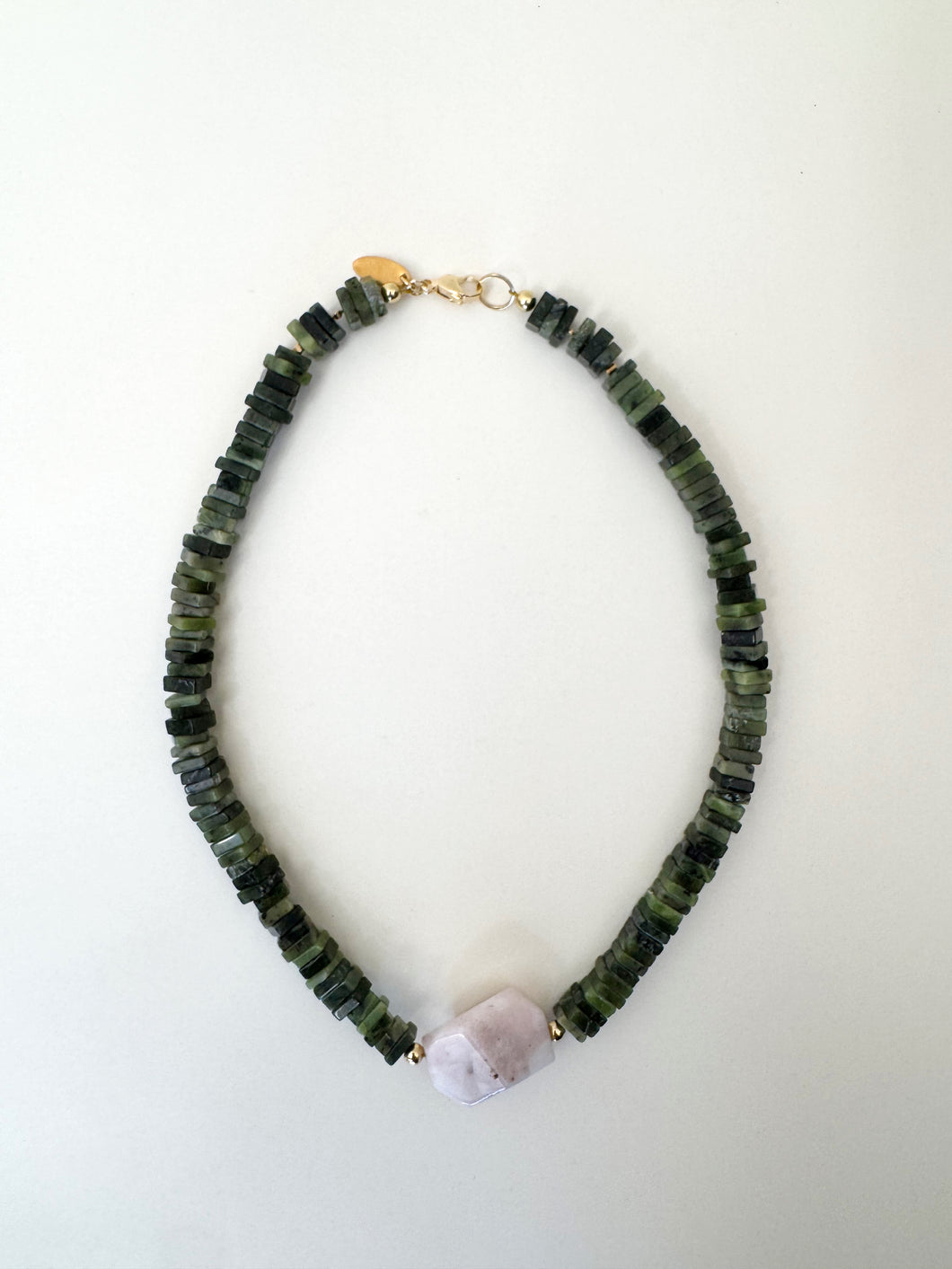 Collar serpentina y opalo.