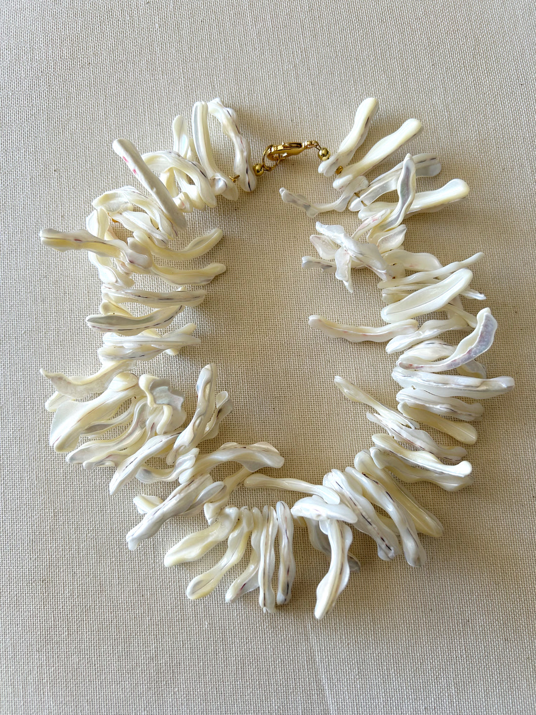 Collar Conchas Blancas.